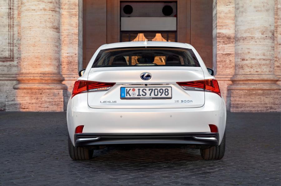  Lexus IS300h 2016 года  (WW) (фото 26 из 28)